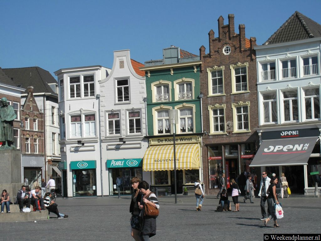 In de dertiende eeuw was Den Bosch niet veel groter dan de directe omgeving van de Markt. De schilder Jeroen Bosch groeide op in een huis aan de oostzijde van de Markt.Tip: De attracties van Den Bosch.